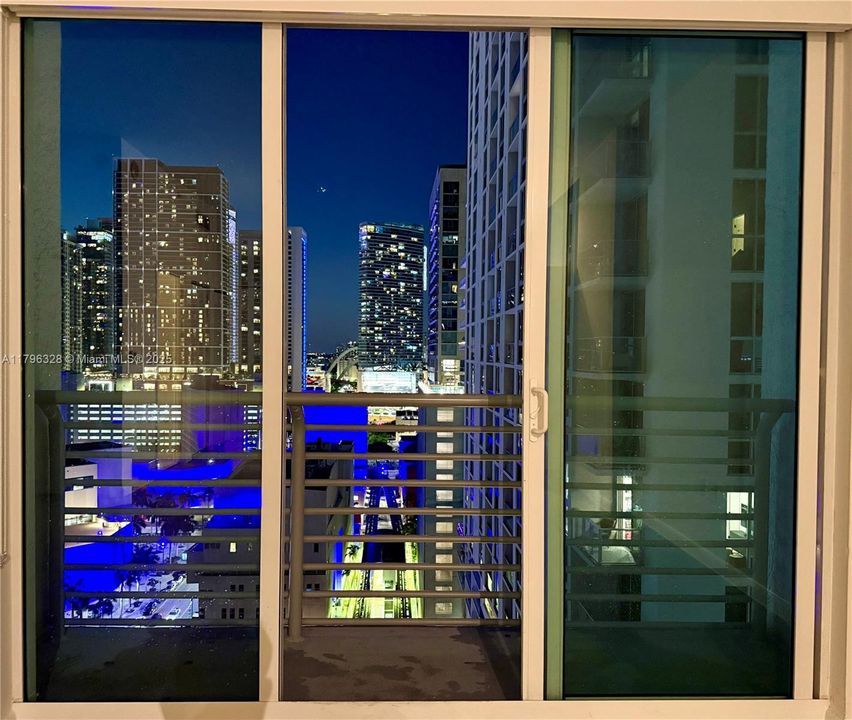 For Sale: $319,900 (1 beds, 1 baths, 651 Square Feet)