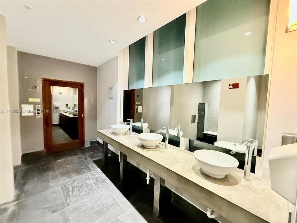 For Sale: $319,900 (1 beds, 1 baths, 651 Square Feet)