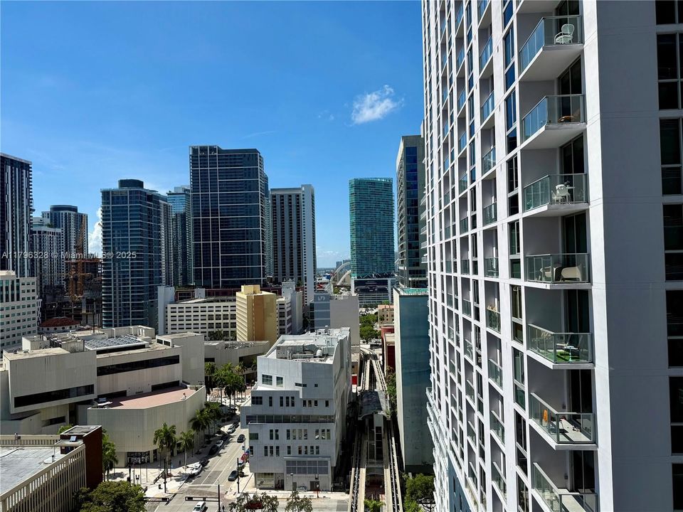 For Sale: $319,900 (1 beds, 1 baths, 651 Square Feet)