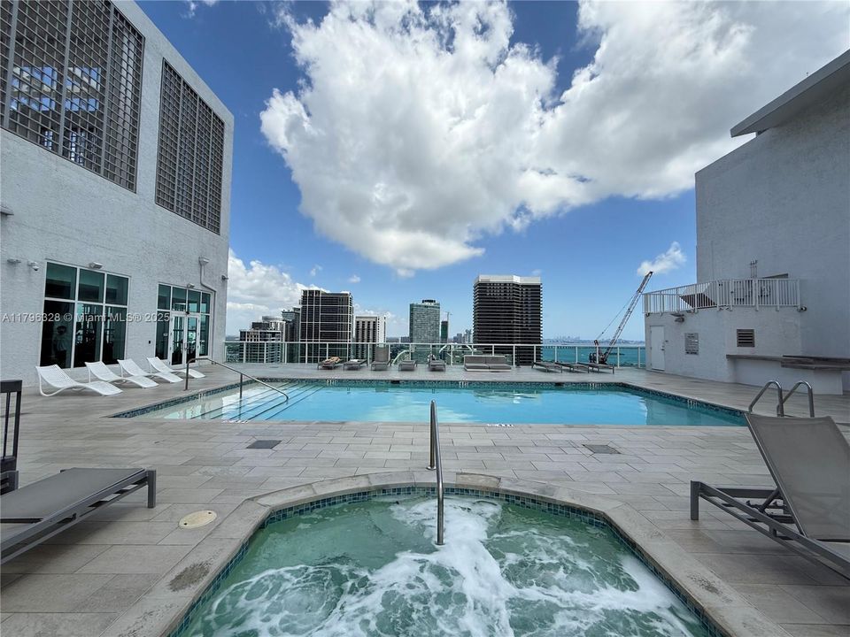 For Sale: $319,900 (1 beds, 1 baths, 651 Square Feet)