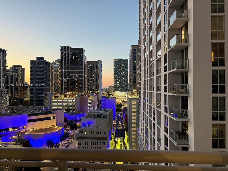 For Sale: $319,900 (1 beds, 1 baths, 651 Square Feet)