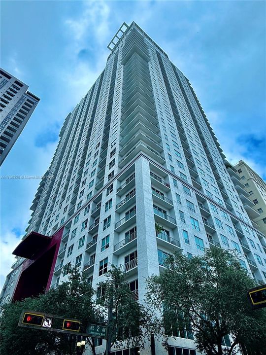 For Sale: $319,900 (1 beds, 1 baths, 651 Square Feet)