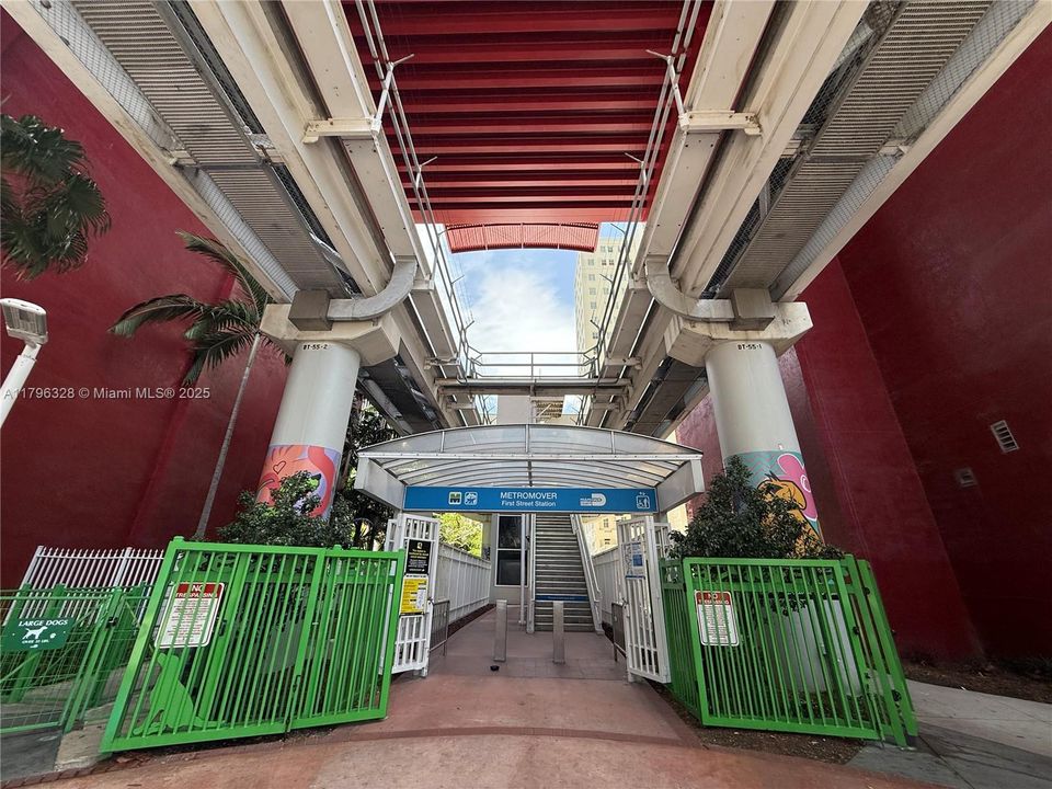 For Sale: $319,900 (1 beds, 1 baths, 651 Square Feet)