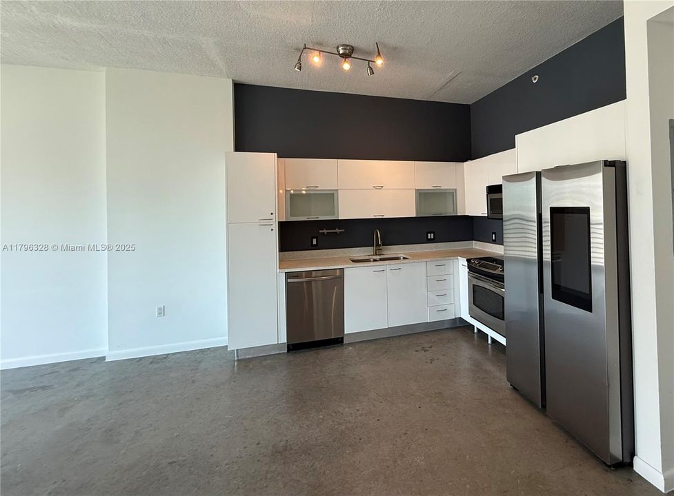 For Sale: $319,900 (1 beds, 1 baths, 651 Square Feet)