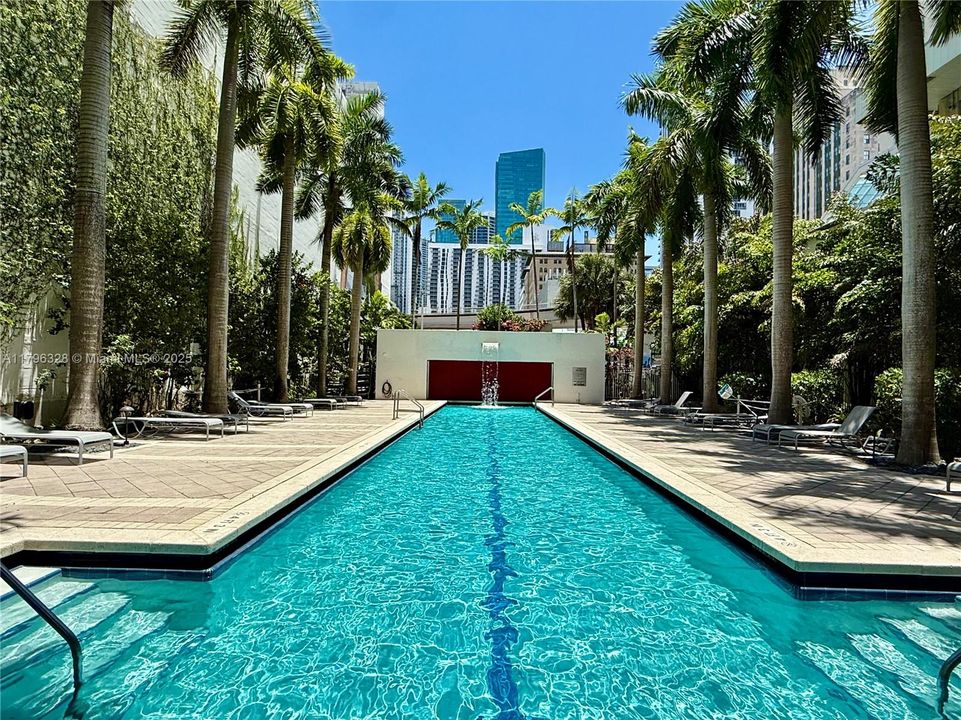 For Sale: $319,900 (1 beds, 1 baths, 651 Square Feet)