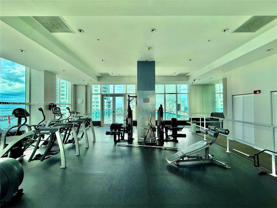 For Sale: $319,900 (1 beds, 1 baths, 651 Square Feet)