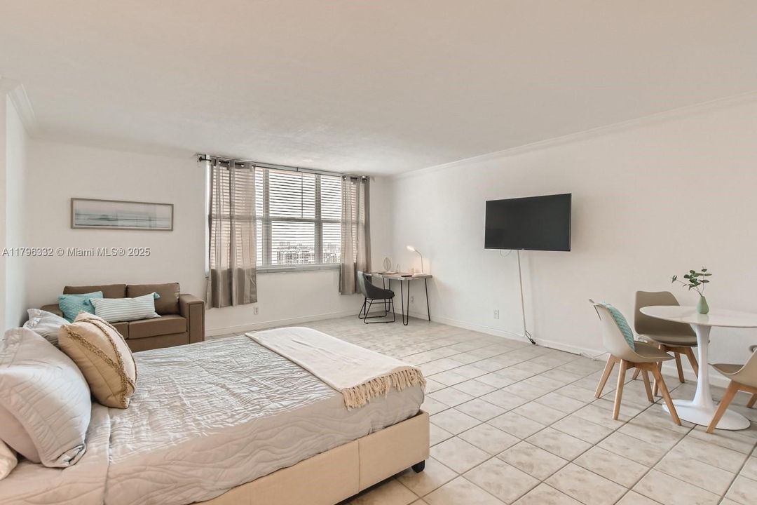 Recently Rented: $2,000 (0 beds, 1 baths, 590 Square Feet)