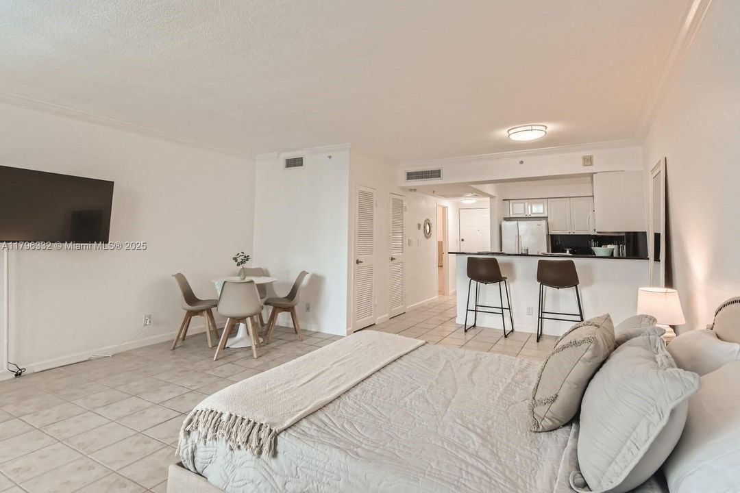 Recently Rented: $2,000 (0 beds, 1 baths, 590 Square Feet)