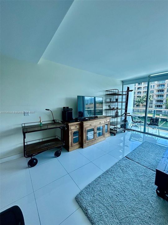 For Sale: $405,000 (0 beds, 1 baths, 779 Square Feet)