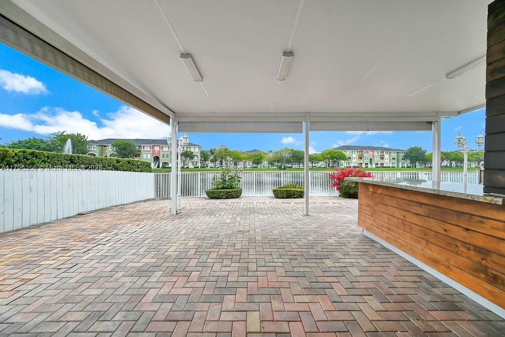 Recently Sold: $930,000 (4 beds, 3 baths, 1985 Square Feet)