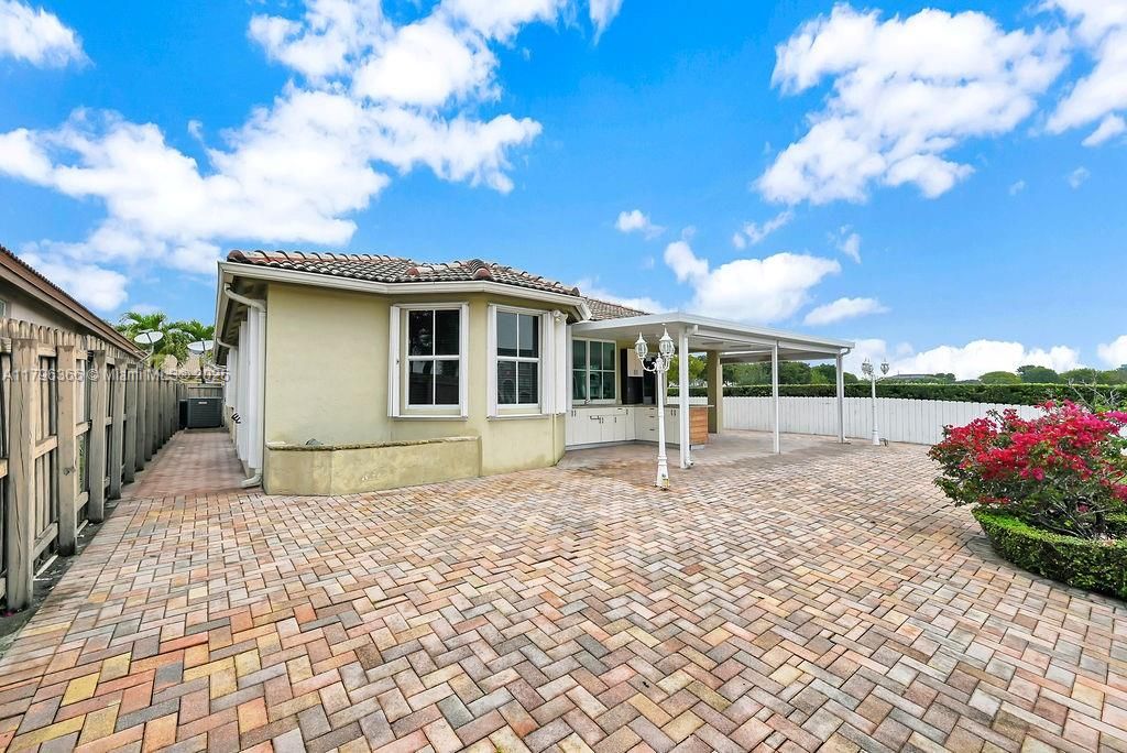 Recently Sold: $930,000 (4 beds, 3 baths, 1985 Square Feet)