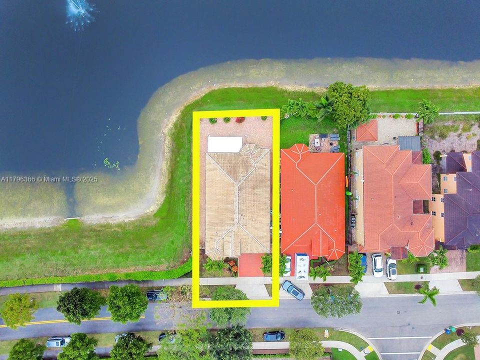 Recently Sold: $930,000 (4 beds, 3 baths, 1985 Square Feet)