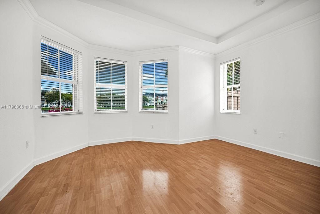 Recently Sold: $930,000 (4 beds, 3 baths, 1985 Square Feet)