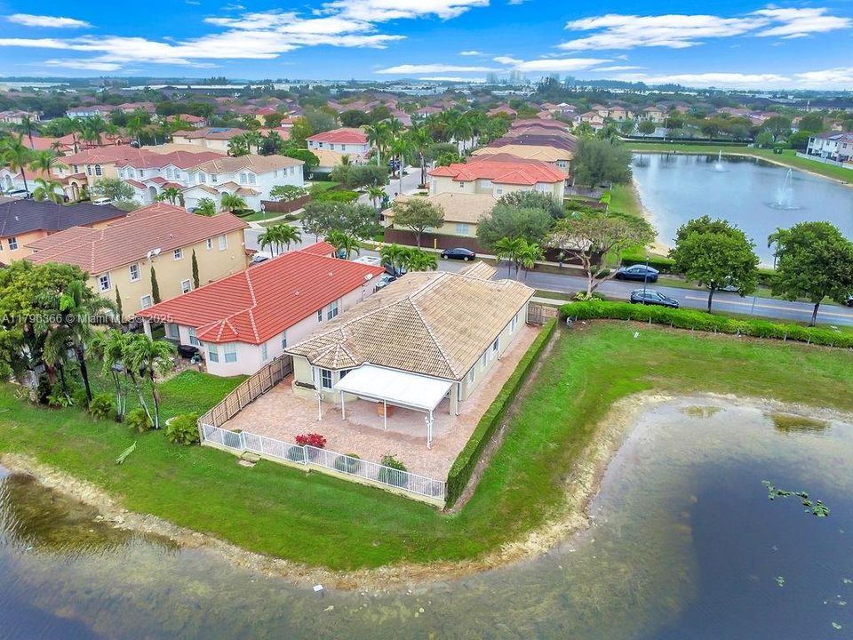 Recently Sold: $930,000 (4 beds, 3 baths, 1985 Square Feet)