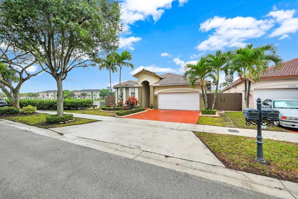 Recently Sold: $930,000 (4 beds, 3 baths, 1985 Square Feet)