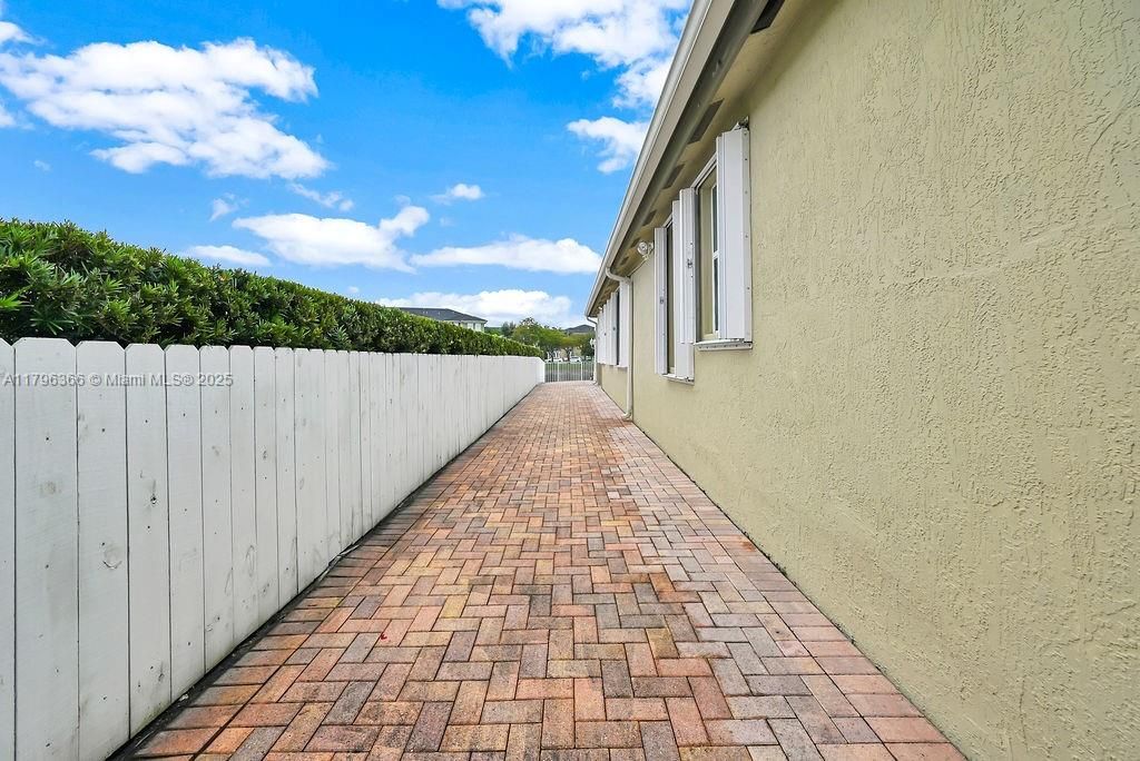 Recently Sold: $930,000 (4 beds, 3 baths, 1985 Square Feet)