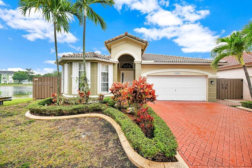 Recently Sold: $930,000 (4 beds, 3 baths, 1985 Square Feet)