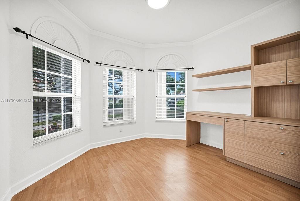 Recently Sold: $930,000 (4 beds, 3 baths, 1985 Square Feet)