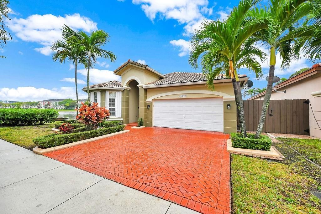 Recently Sold: $930,000 (4 beds, 3 baths, 1985 Square Feet)