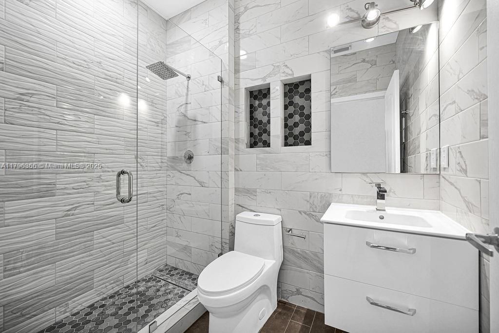 Recently Sold: $930,000 (4 beds, 3 baths, 1985 Square Feet)