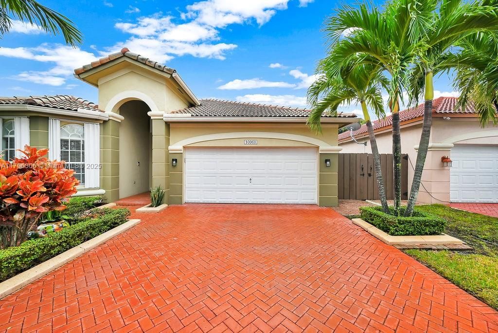 Recently Sold: $930,000 (4 beds, 3 baths, 1985 Square Feet)