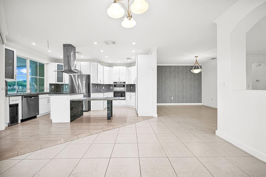 Recently Sold: $930,000 (4 beds, 3 baths, 1985 Square Feet)