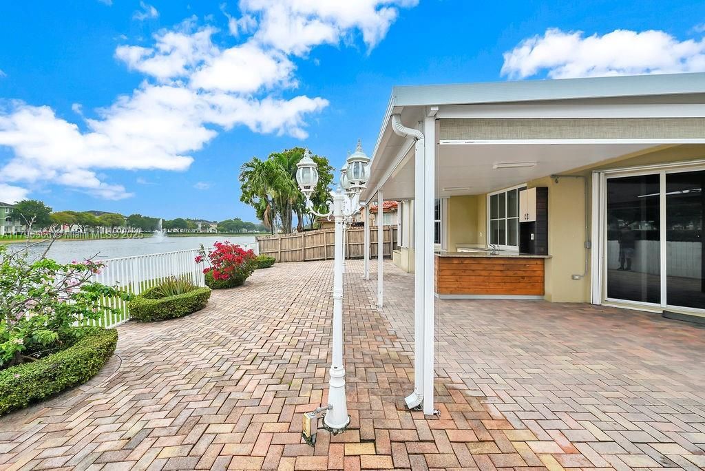 Recently Sold: $930,000 (4 beds, 3 baths, 1985 Square Feet)