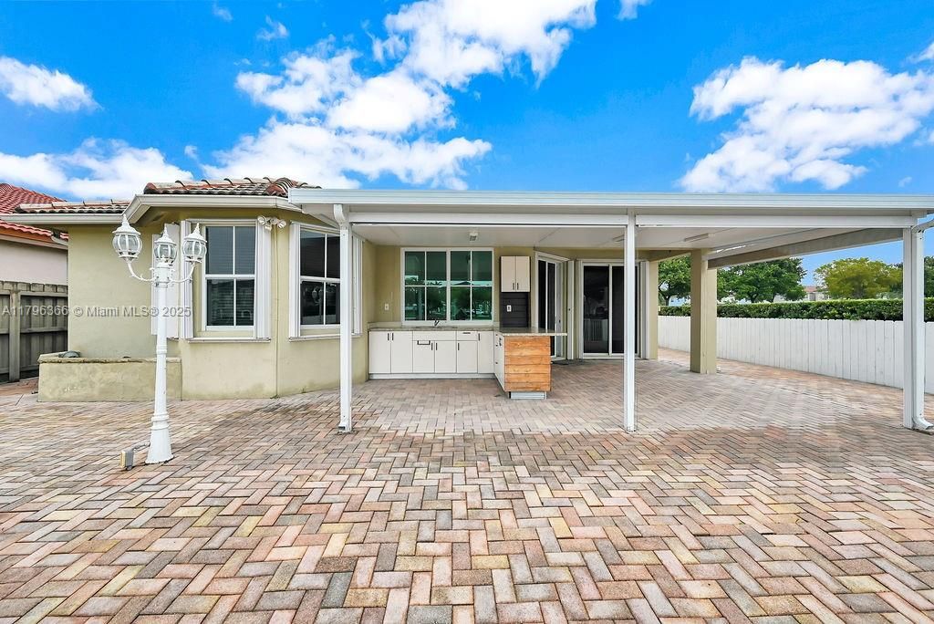 Recently Sold: $930,000 (4 beds, 3 baths, 1985 Square Feet)