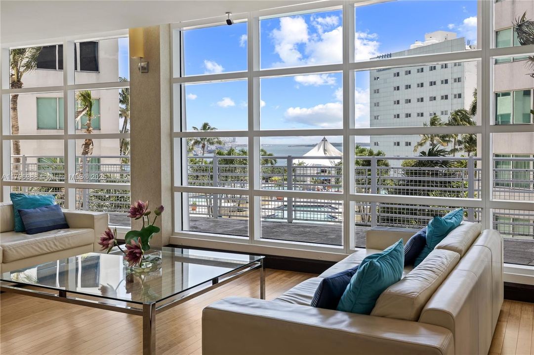 For Sale: $334,900 (1 beds, 1 baths, 978 Square Feet)