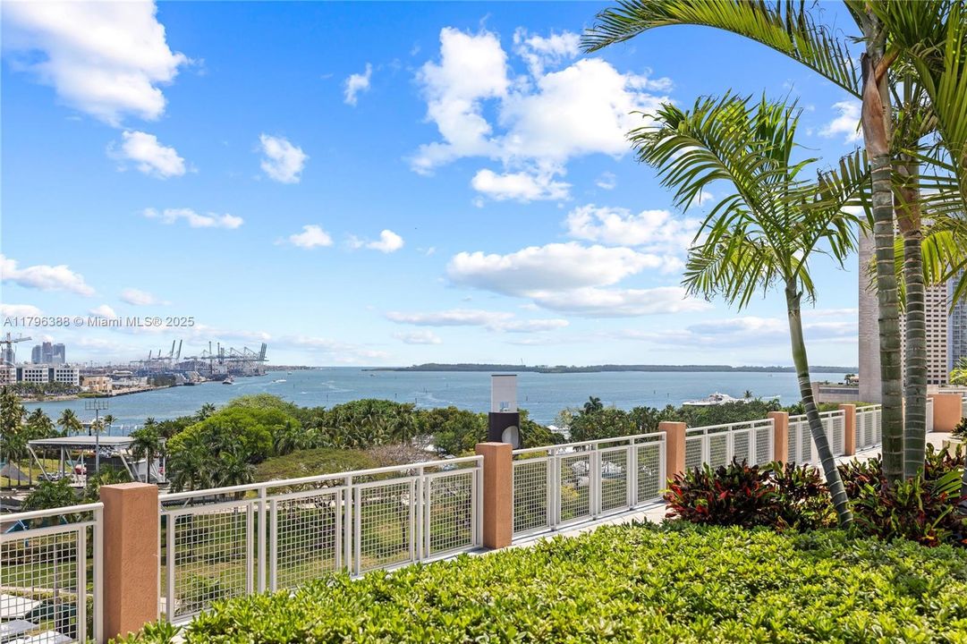 For Sale: $334,900 (1 beds, 1 baths, 978 Square Feet)