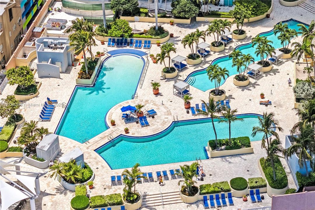 For Sale: $334,900 (1 beds, 1 baths, 978 Square Feet)