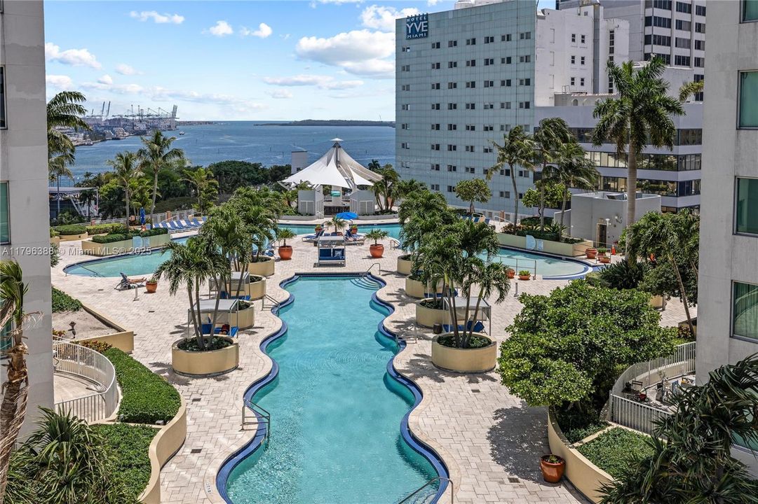 For Sale: $334,900 (1 beds, 1 baths, 978 Square Feet)