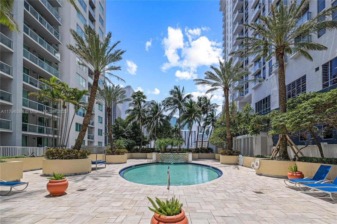 For Sale: $334,900 (1 beds, 1 baths, 978 Square Feet)