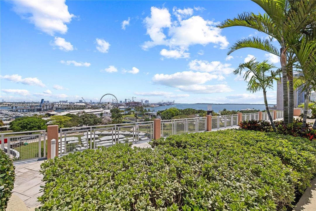 For Sale: $334,900 (1 beds, 1 baths, 978 Square Feet)