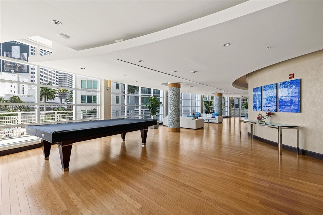 For Sale: $334,900 (1 beds, 1 baths, 978 Square Feet)