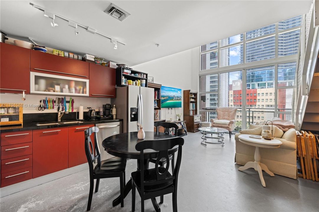 For Sale: $334,900 (1 beds, 1 baths, 978 Square Feet)