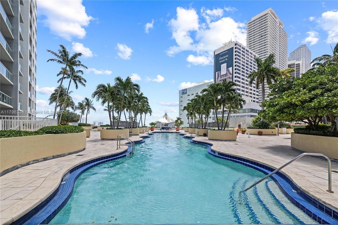 For Sale: $334,900 (1 beds, 1 baths, 978 Square Feet)