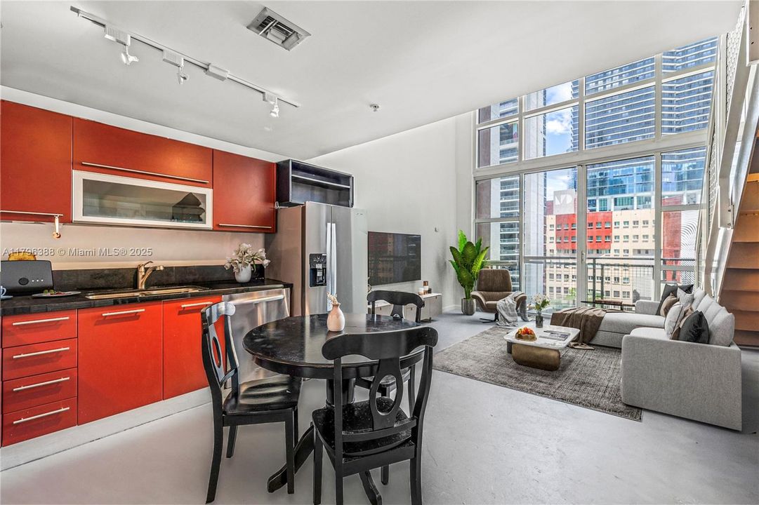 For Sale: $334,900 (1 beds, 1 baths, 978 Square Feet)