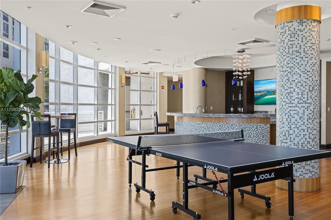 For Sale: $334,900 (1 beds, 1 baths, 978 Square Feet)