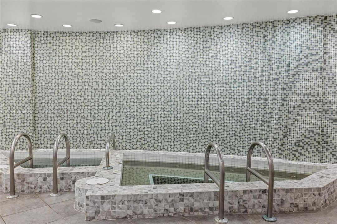 For Sale: $334,900 (1 beds, 1 baths, 978 Square Feet)