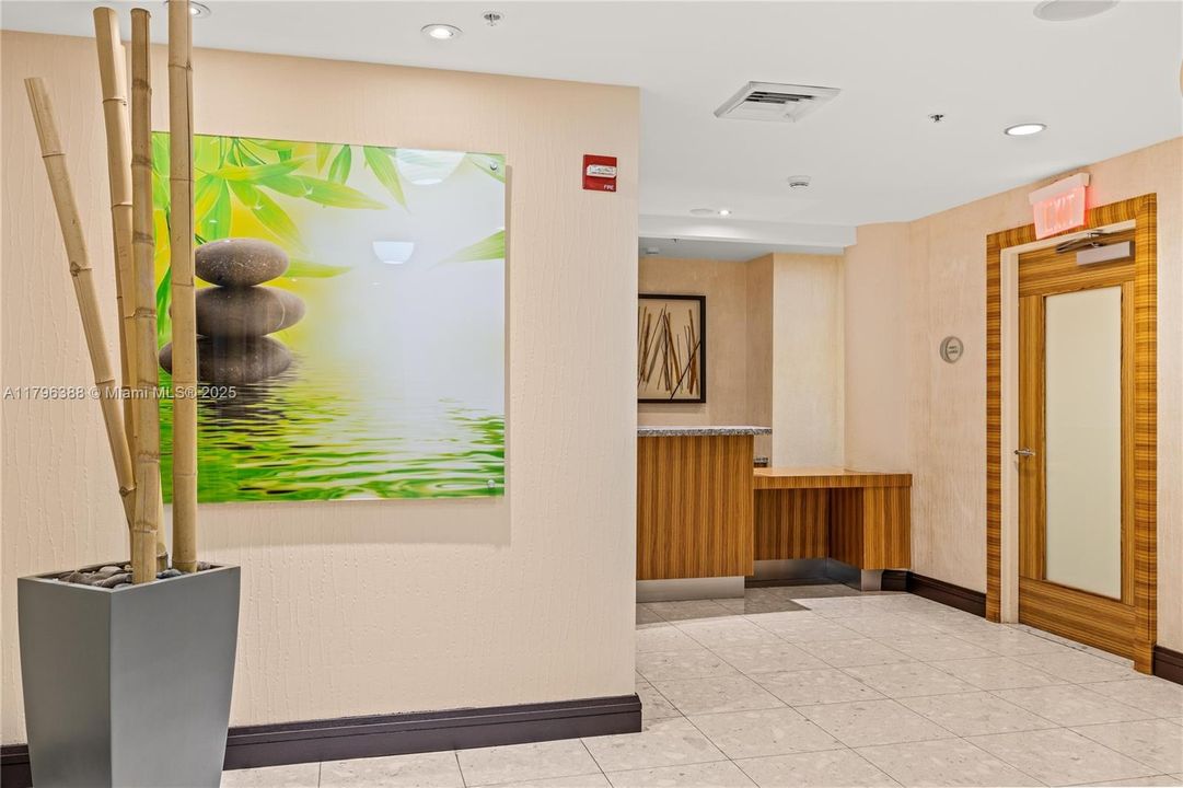 For Sale: $334,900 (1 beds, 1 baths, 978 Square Feet)