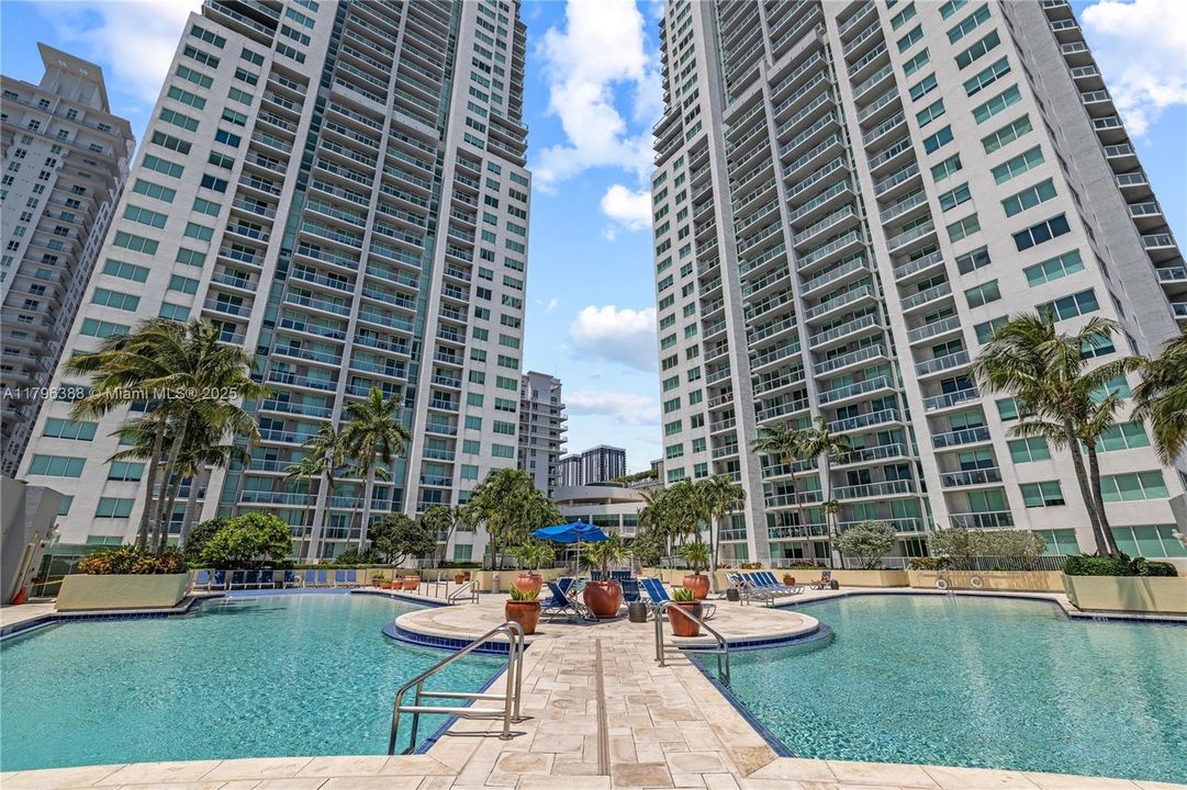 For Sale: $334,900 (1 beds, 1 baths, 978 Square Feet)