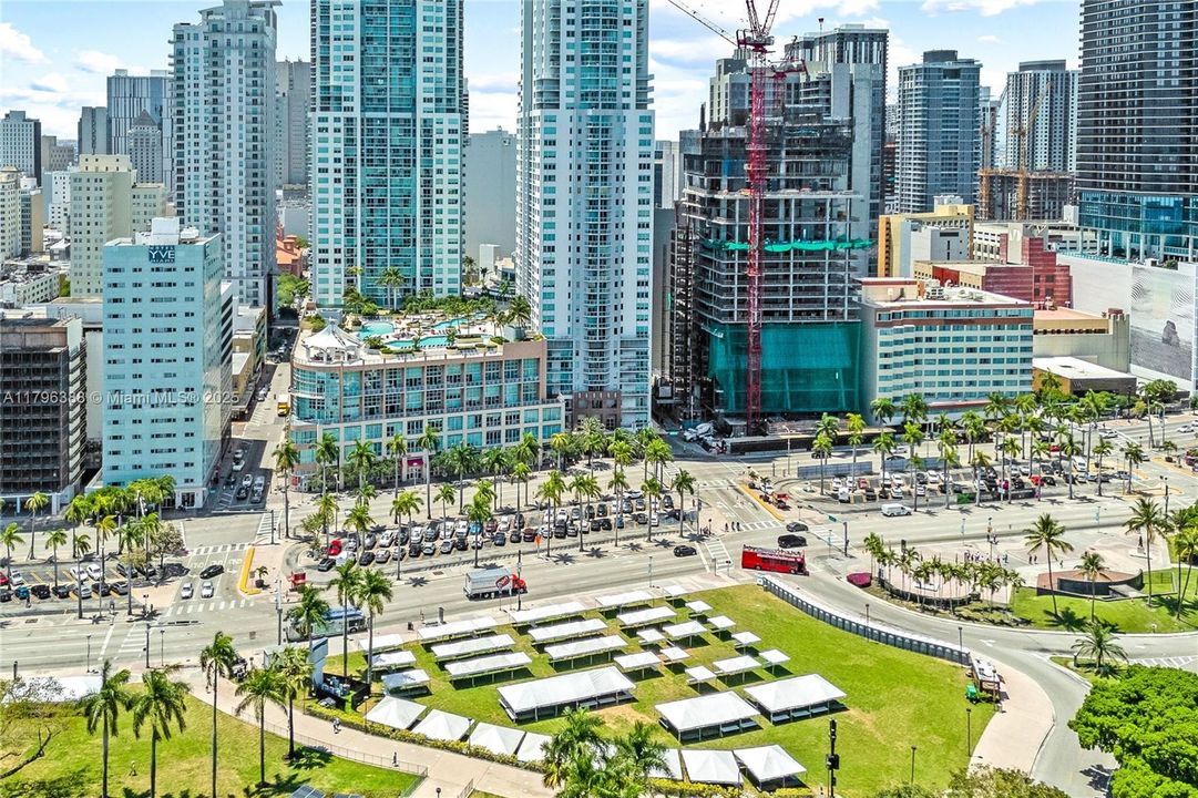 For Sale: $334,900 (1 beds, 1 baths, 978 Square Feet)