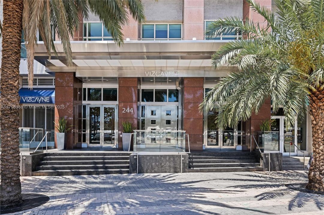 For Sale: $334,900 (1 beds, 1 baths, 978 Square Feet)