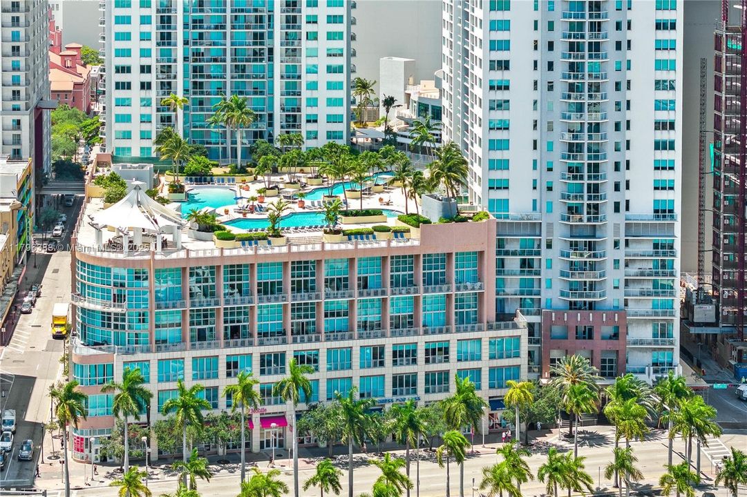 For Sale: $334,900 (1 beds, 1 baths, 978 Square Feet)