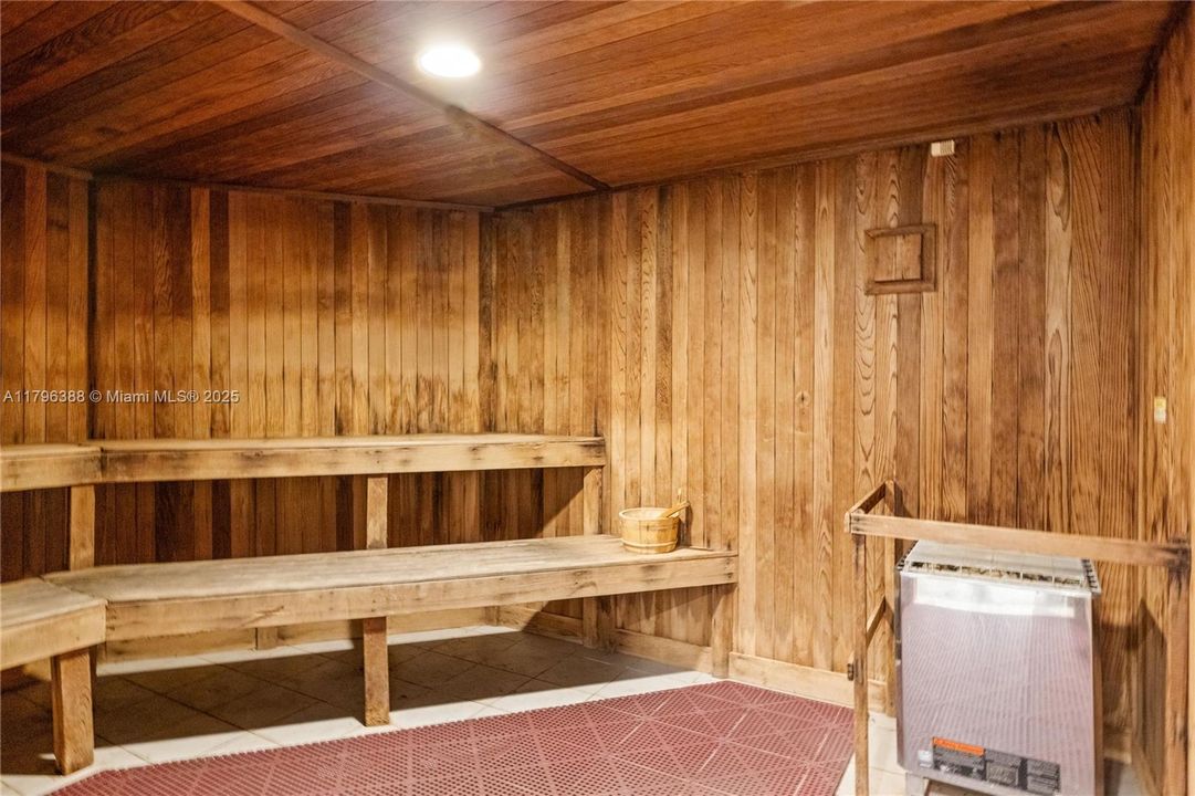 For Sale: $334,900 (1 beds, 1 baths, 978 Square Feet)