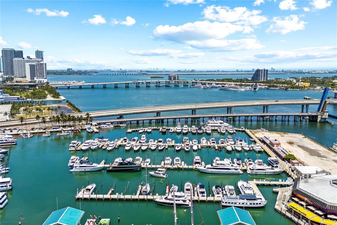 For Sale: $334,900 (1 beds, 1 baths, 978 Square Feet)