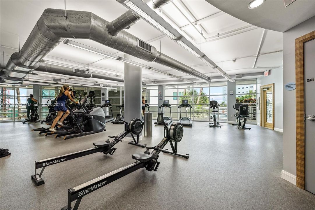 For Sale: $334,900 (1 beds, 1 baths, 978 Square Feet)