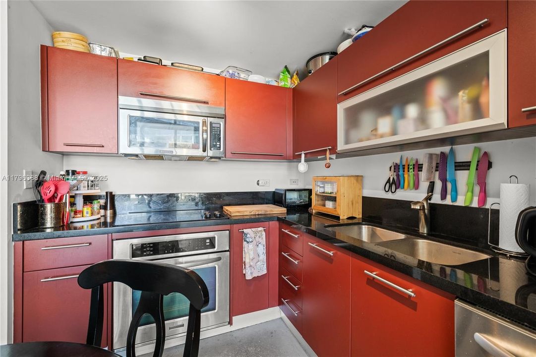 For Sale: $334,900 (1 beds, 1 baths, 978 Square Feet)
