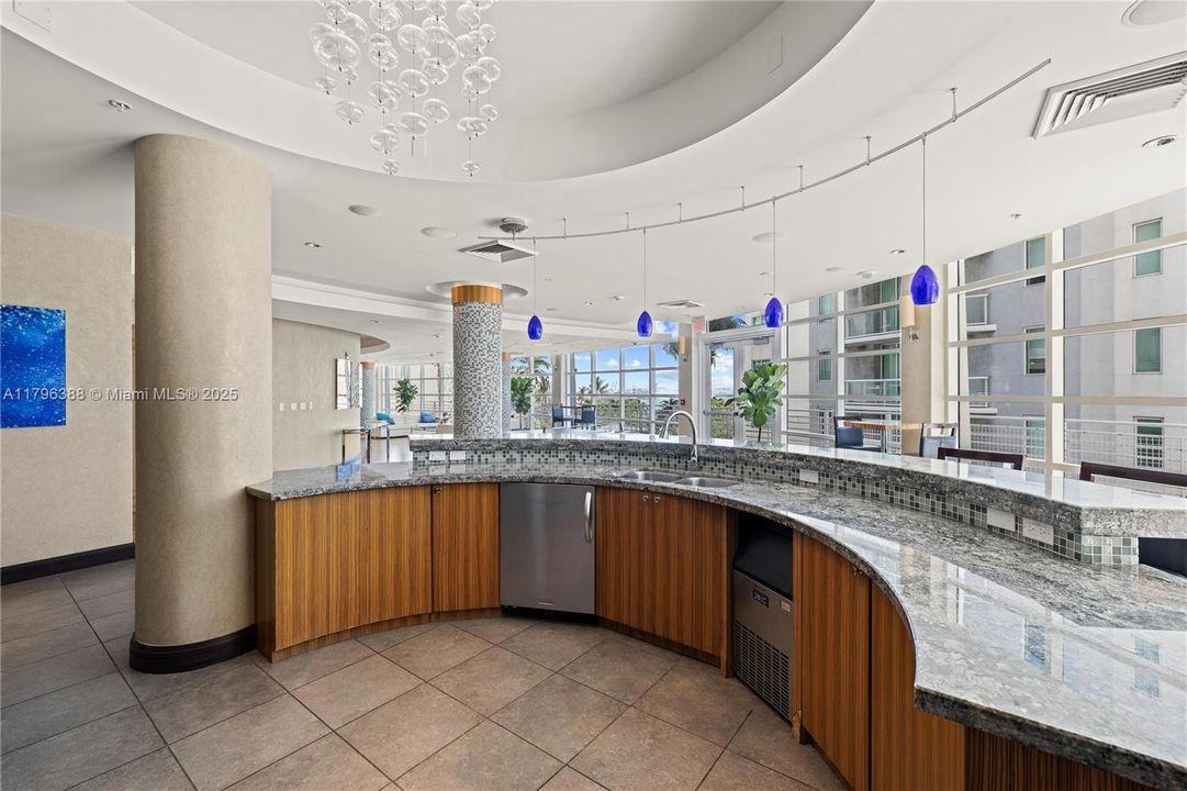 For Sale: $334,900 (1 beds, 1 baths, 978 Square Feet)